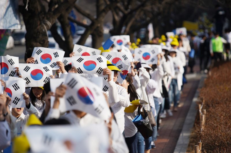 Parade-of-the-citizens-holding-Korean-national-flags.jpg