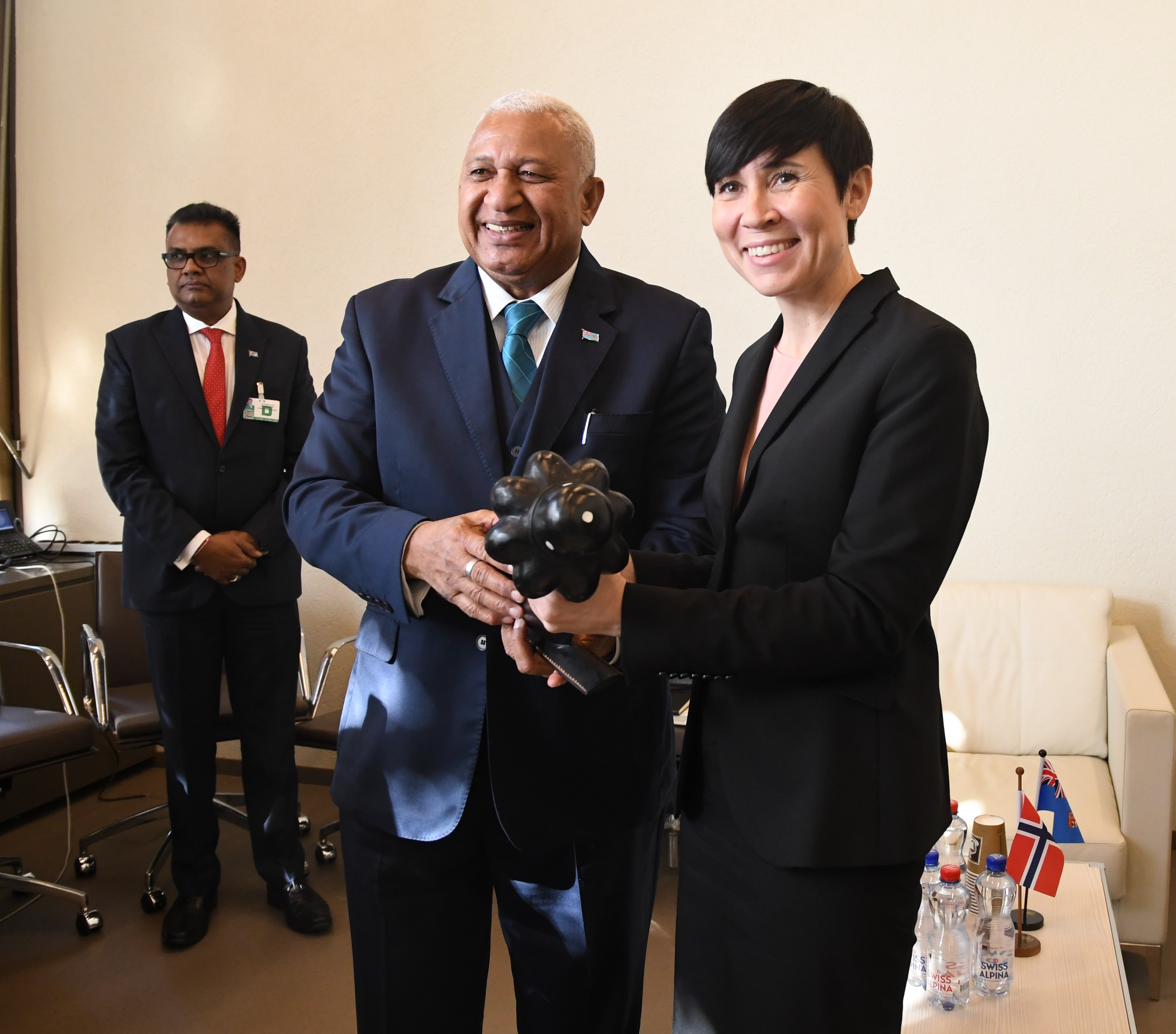 PM-Bainimarama-presents-a-gift-to-the-Minister-for-Foreign-Affairs-of-Norway-H.-E.-Ms.-Eriksen-Soreid.jpg